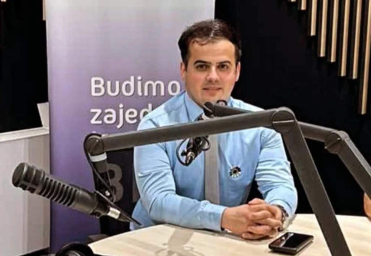 semir na biru.jpg - Semir Krnjić za Preporod.info: Knjige, uprkos izazovima digitalnog doba, mogu oblikovati poglede i uvjerenja